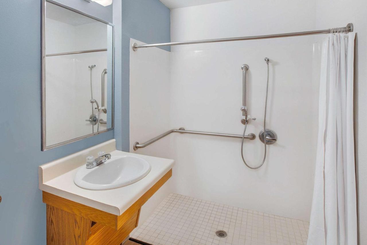 Woodspring Suites Фарр Экстерьер фото